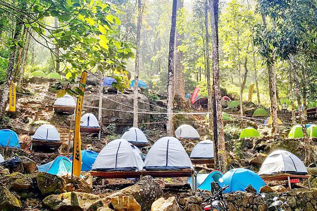 കൂണുപോലെ മുളക്കുന്ന ടെൻറുകൾ; സുരക്ഷ പേരിനു മാത്രം കൂണുപോലെ മുളക്കുന്ന ടെൻറുകൾ; സുരക്ഷ പേരിനു മാത്രം