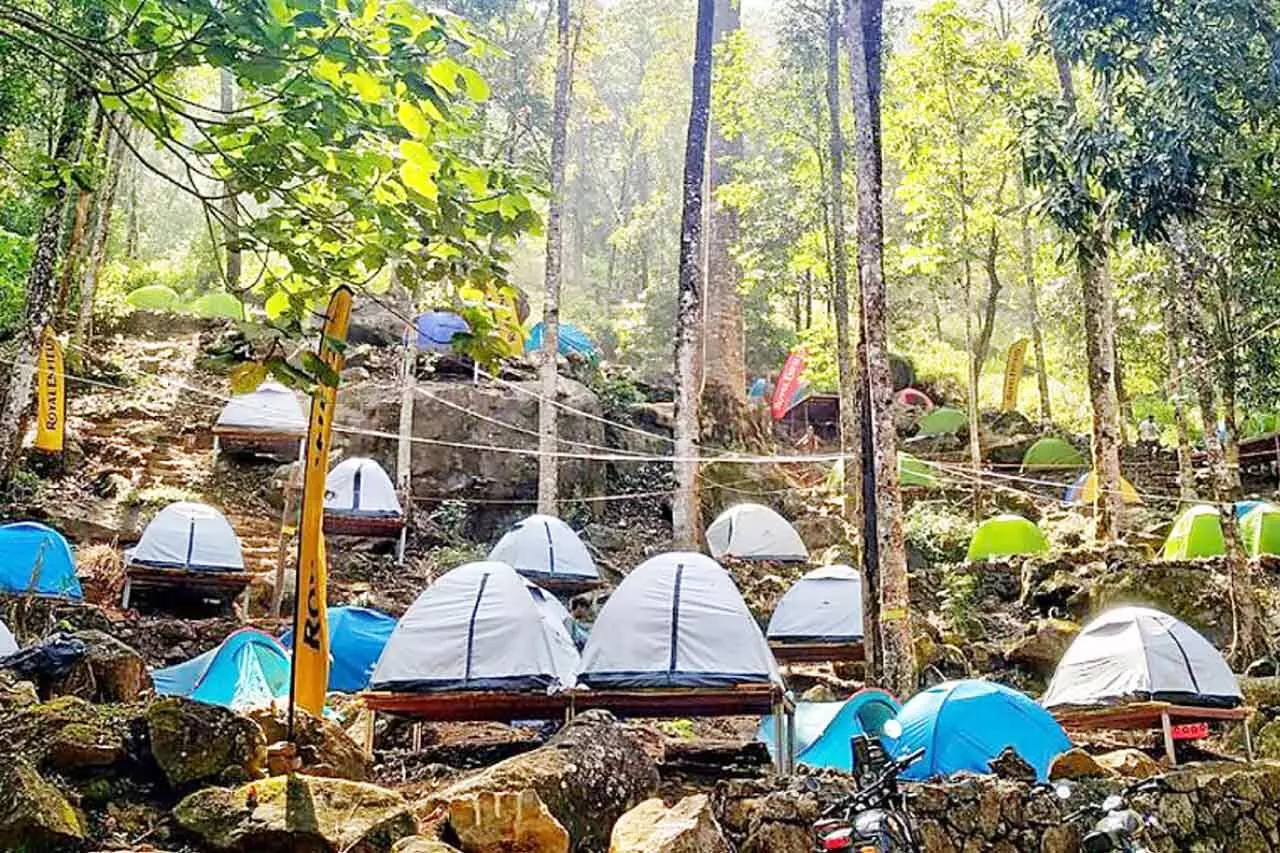 കൂണുപോലെ മുളക്കുന്ന ടെൻറുകൾ; സു​ര​ക്ഷ​ പേ​രി​നു മാ​ത്രം