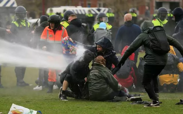 ലോക്​ഡൗൺ വിരുദ്ധ പ്രതിഷേധം അക്രമാസക്തമായി; 240ഓളം പേരെ കസ്റ്റഡിയിലെടുത്ത്​ ഡച്ച്​ പൊലീസ്​