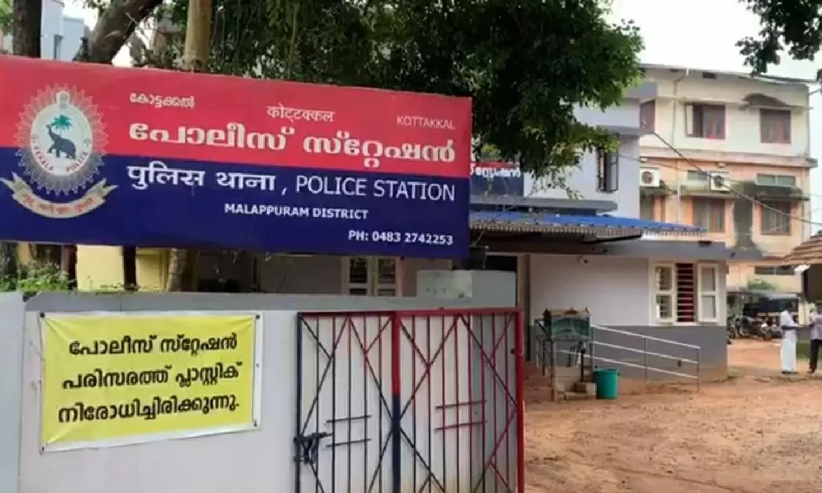 കോട്ടക്കലിൽ ഇൻകംടാക്സ് ഉദ്യോഗസ്ഥരെന്ന വ്യാജേന വീട്ടുകാരെ ബന്ദികളാക്കി കവർച്ച കോട്ടക്കലിൽ ഇൻകംടാക്സ് ഉദ്യോഗസ്ഥരെന്ന വ്യാജേന വീട്ടുകാരെ ബന്ദികളാക്കി കവർച്ച