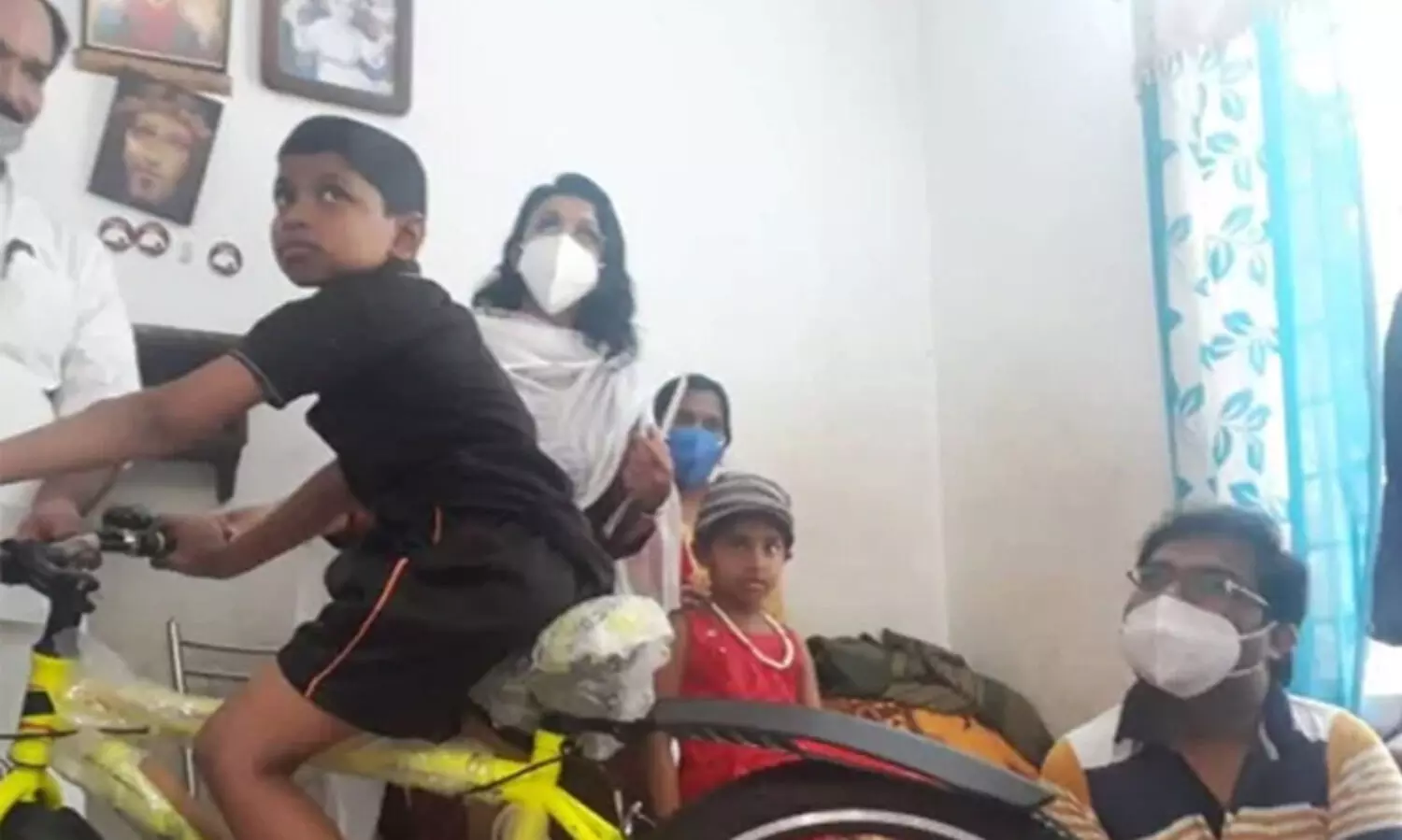 സുനീഷിന്‍റെ ദുഃഖം മുഖ്യമന്ത്രി കണ്ടു; മോഷ്​ടിക്കപ്പെട്ട സൈക്കിളിന്​ പകരം മകന്​ പുതിയത്​ നൽകി