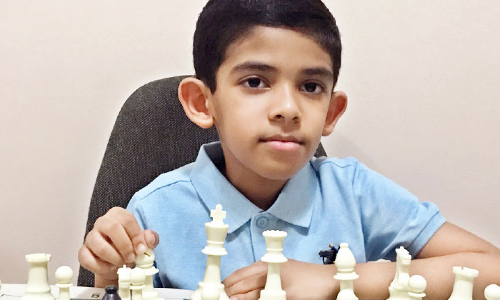 ച​തു​രം​ഗ​ക്കളത്തിൽ േ​ന​ട്ട​ങ്ങളുടെ ക​രു​ക്ക​ൾ നീ​ക്കി സ​ഫി​ൻ