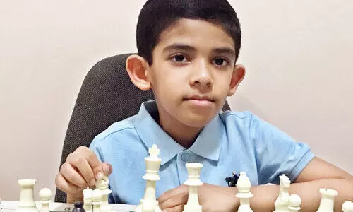 ച​തു​രം​ഗ​ക്കളത്തിൽ േ​ന​ട്ട​ങ്ങളുടെ ക​രു​ക്ക​ൾ നീ​ക്കി സ​ഫി​ൻ