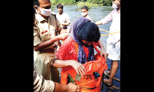 തുരുത്തിൽ അകപ്പെട്ട വിനോദ സഞ്ചാരികളായ ദമ്പതിമാരെ രക്ഷിച്ചു തുരുത്തിൽ അകപ്പെട്ട വിനോദ സഞ്ചാരികളായ ദമ്പതിമാരെ രക്ഷിച്ചു