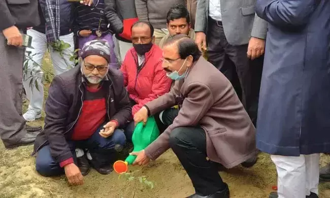 ദേശീയപതാക ഉയർത്തി, വൃക്ഷതൈകൾ നട്ടു; അയോധ്യയിൽ പള്ളിയുടെ നിർമാണത്തിന്​ തുടക്കമായി