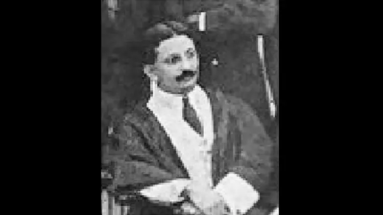 ഭ​ര​ണ​ഘ​ട​ന​യി​ലെ ഷാ ​നാ​മ