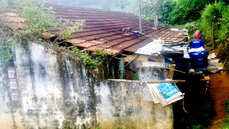 ദുരിതപൂർണം... ഈ പാടി ജീവിതം ദുരിതപൂർണം... ഈ പാടി ജീവിതം