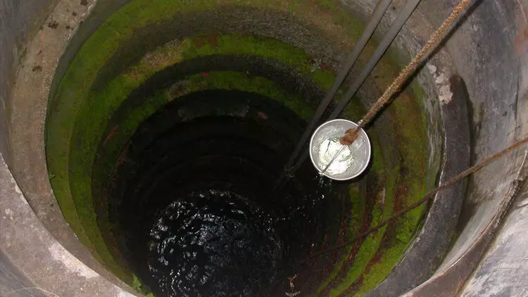 കിണറില് പെട്രോള്: പരിശോധന നടത്തി കിണറില് പെട്രോള്: പരിശോധന നടത്തി