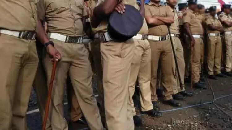 പൊലീസേ, മറുപടി മലയാളത്തിൽ മതി