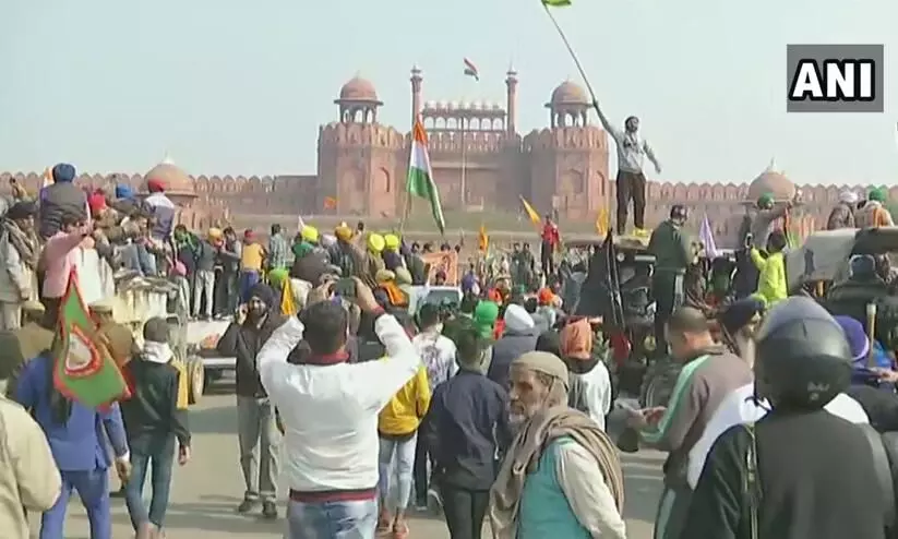 ഡൽഹി പൊലീസ് തീർത്ത തടസങ്ങൾ മറികടന്ന് ഒരു സംഘം... ... ചെങ്കോട്ടയിൽ നിന്ന് കർഷകർ പുറത്തുകടന്നു; പ്രധാന കവാടം അടച്ചു ഡൽഹി പൊലീസ് തീർത്ത തടസങ്ങൾ മറികടന്ന് ഒരു സംഘം... ... ചെങ്കോട്ടയിൽ നിന്ന് കർഷകർ പുറത്തുകടന്നു; പ്രധാന കവാടം അടച്ചു