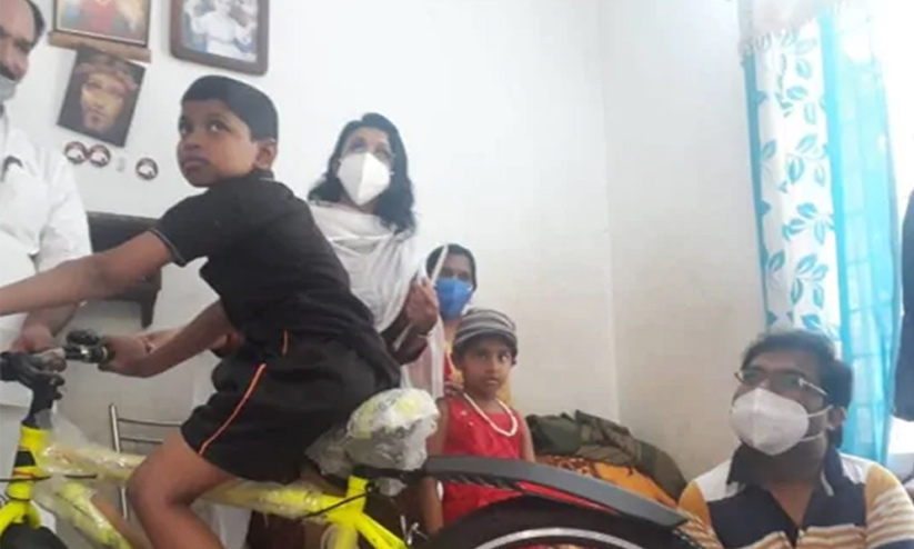 സുനീഷിന്റെ ദുഃഖം മുഖ്യമന്ത്രി കണ്ടു; മോഷ്ടിക്കപ്പെട്ട സൈക്കിളിന് പകരം മകന് പുതിയത് നൽകി സുനീഷിന്റെ ദുഃഖം മുഖ്യമന്ത്രി കണ്ടു; മോഷ്ടിക്കപ്പെട്ട സൈക്കിളിന് പകരം മകന് പുതിയത് നൽകി