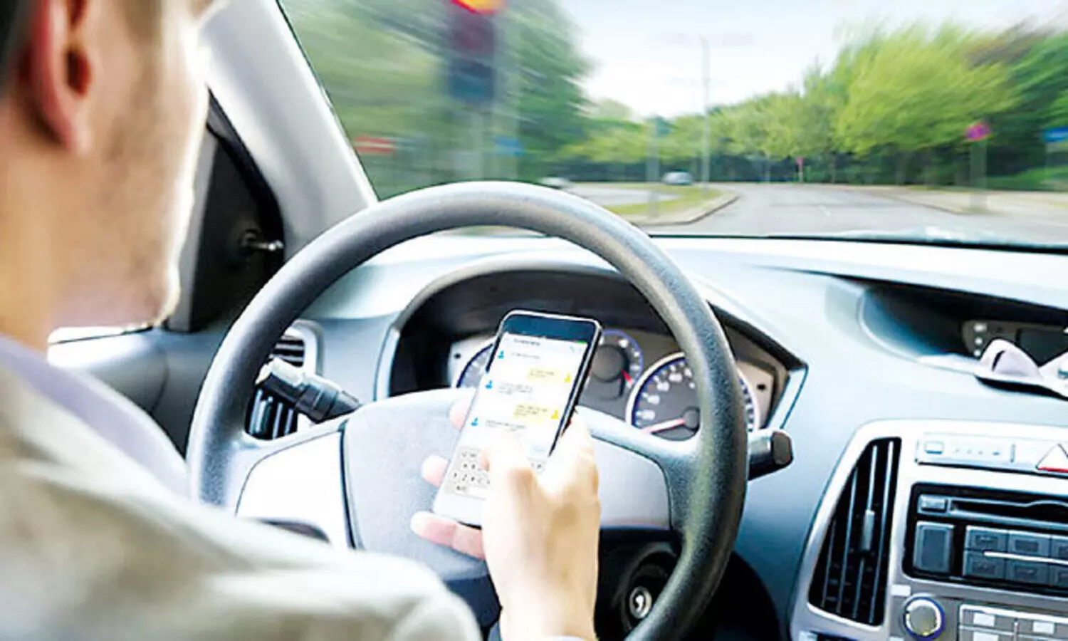 അ​ശ്ര​ദ്ധ​മാ​യി വാ​ഹ​ന​മോ​ടി​ച്ചാ​ൽ 800 ദി​ർ​ഹം പി​ഴ