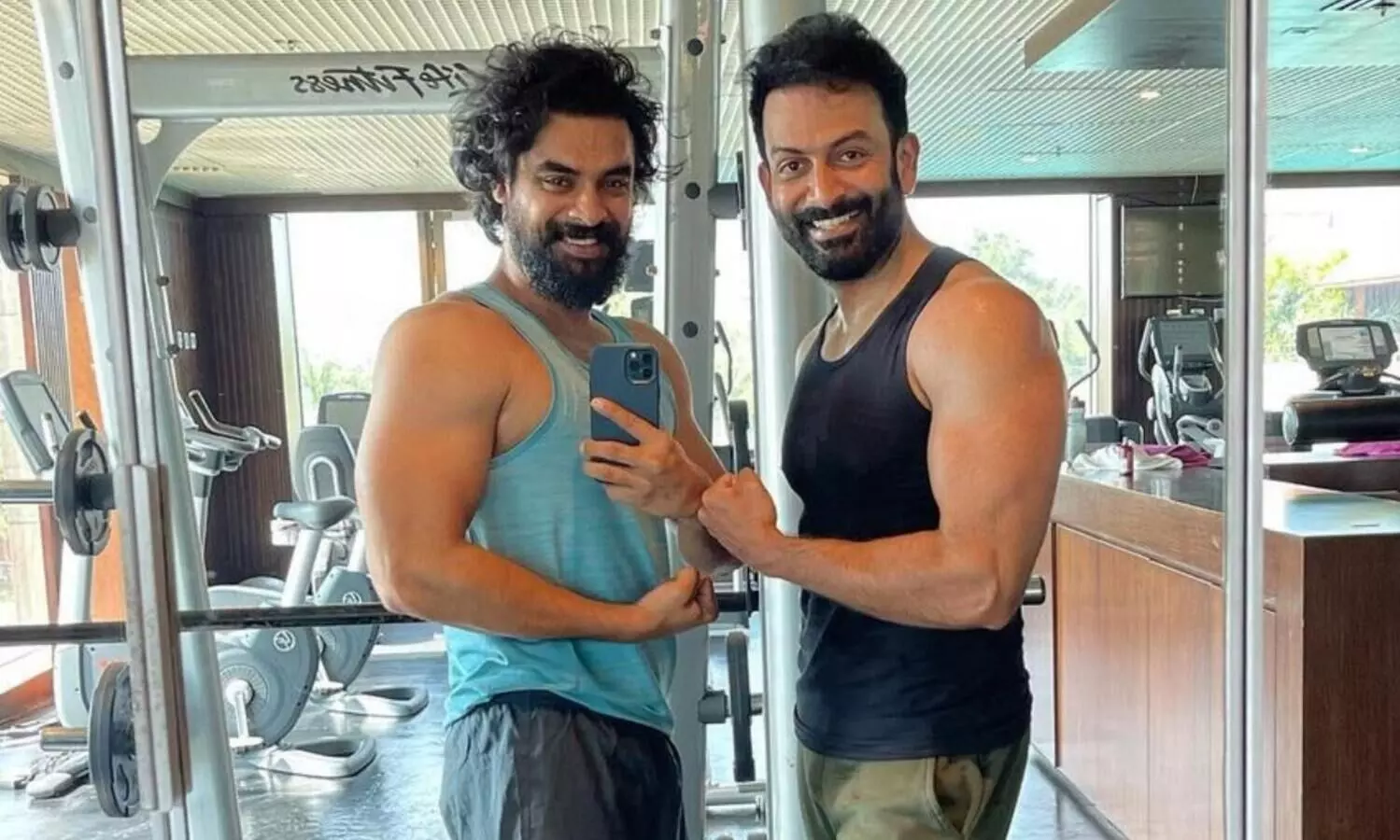 ഇംഗ്ലീഷിൽ ക്യാപ്ഷൻ ആലോചിച്ചതാ; പൃഥ്വിയെ ട്രോളി ടോവിനോ