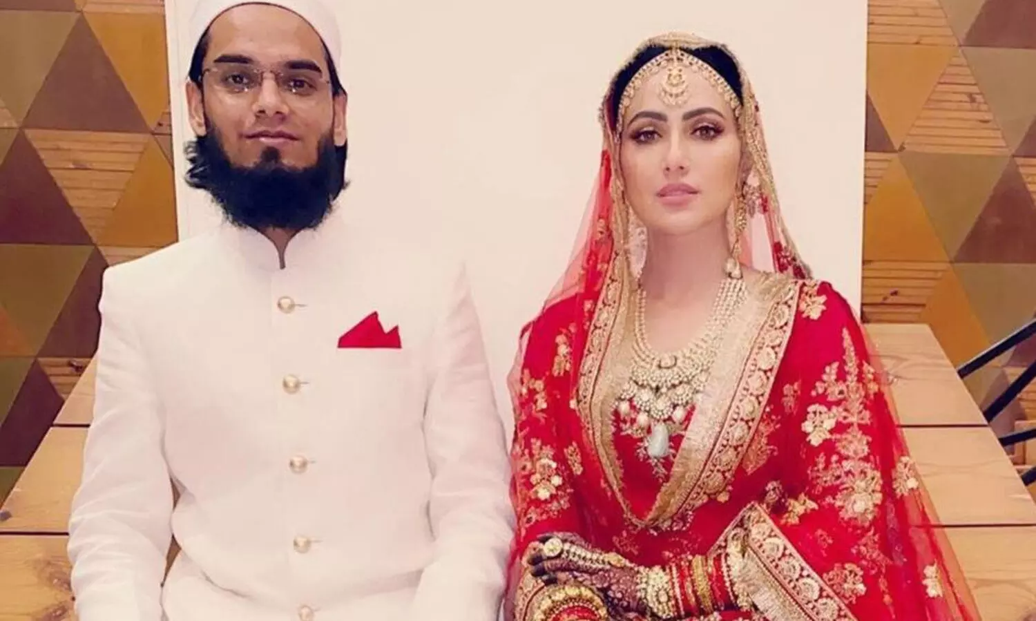 ദയവായി ഭൂതകാലം ചികഞ്ഞ്​ വിഷാദത്തിലേക്ക്​ തള്ളിവിടരുത്​; കുറിപ്പുമായി സനാ ഖാൻ