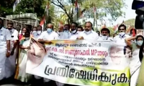 കെ.സി. വേണുഗോപാലിനെ ക്ഷണിച്ചില്ല; ആ​ല​പ്പു​ഴ ബൈപ്പാസിൽ കോൺഗ്രസ് പ്രതിഷേധം
