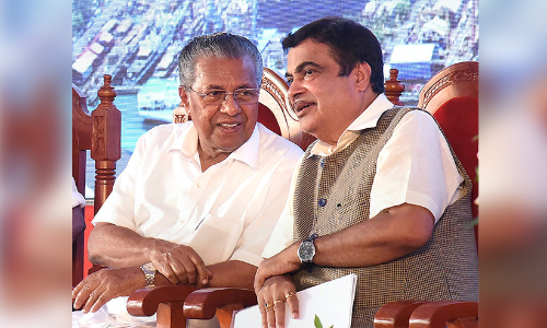 മുഖ്യമന്ത്രിയെ ഡൽഹിക്ക്​ ക്ഷണിച്ച്​ ഗഡ്​കരി; സ്വാഗതം ചെയ്​ത്​ പിണറായി