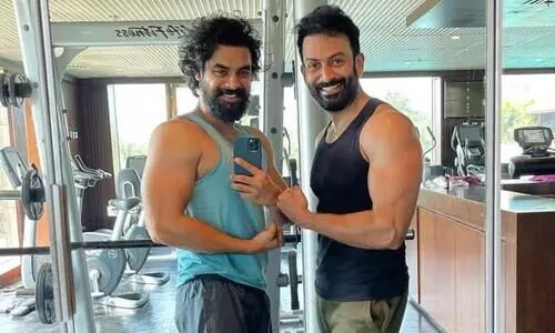 ഇംഗ്ലീഷിൽ ക്യാപ്ഷൻ ആലോചിച്ചതാ; പൃഥ്വിയെ ട്രോളി ടോവിനോ