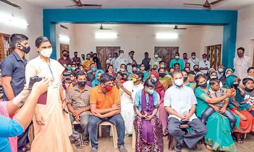 അടുത്ത തവണ എത്താൻ ആവശ്യപ്പെട്ടു; ബുധനാഴ്ചതന്നെ സ്പെഷൽ സ്കൂളിലെത്തി രാഹുൽ ഗാന്ധി അടുത്ത തവണ എത്താൻ ആവശ്യപ്പെട്ടു; ബുധനാഴ്ചതന്നെ സ്പെഷൽ സ്കൂളിലെത്തി രാഹുൽ ഗാന്ധി