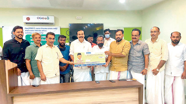 വേങ്ങര കെ.എം.സി.സി ശിഹാബ് തങ്ങൾ സ്കോളർഷിപ് വിതരണം ചെയ്തു വേങ്ങര കെ.എം.സി.സി ശിഹാബ് തങ്ങൾ സ്കോളർഷിപ് വിതരണം ചെയ്തു