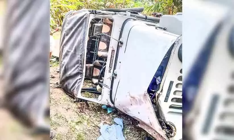 Jeep accident near Komalikudi; 10 people were injured