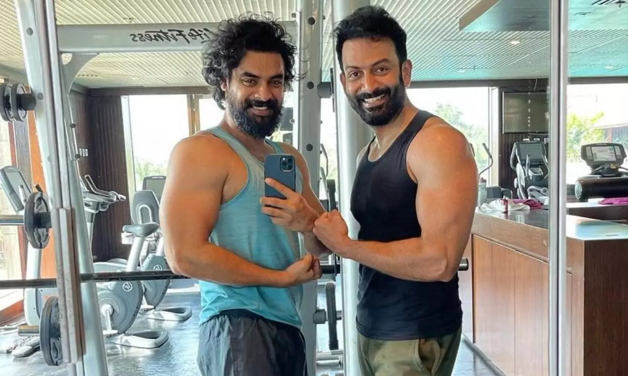 ഇംഗ്ലീഷിൽ ക്യാപ്ഷൻ ആലോചിച്ചതാ; പൃഥ്വിയെ ട്രോളി ടോവിനോ ഇംഗ്ലീഷിൽ ക്യാപ്ഷൻ ആലോചിച്ചതാ; പൃഥ്വിയെ ട്രോളി ടോവിനോ