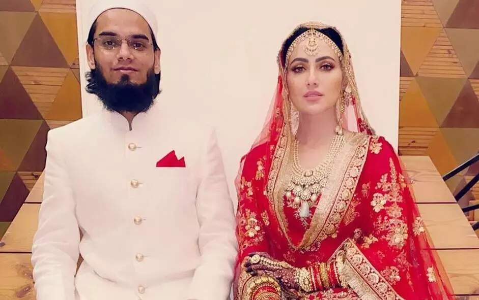 ദയവായി ഭൂതകാലം ചികഞ്ഞ്​ വിഷാദത്തിലേക്ക്​ തള്ളിവിടരുത്​; കുറിപ്പുമായി സനാ ഖാൻ