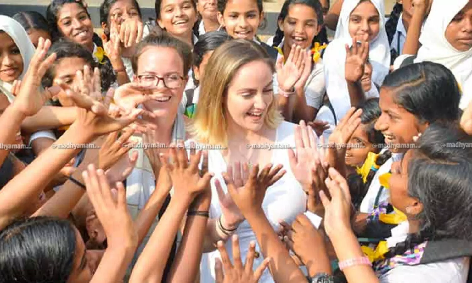 എലനോറും നതാലിയും പറയുന്നു; ഇനിയുമിവിടെ വരും, അധ്യാപകരായി...