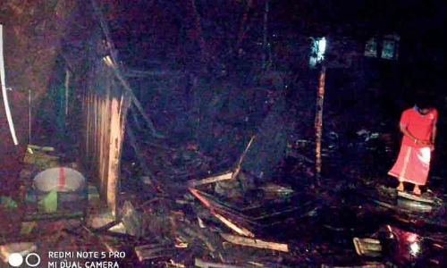 ത​ട്ടു​ക​ട​ക്ക്‌ തീ​പി​ടി​ച്ച്‌ ഗ്യാസ്‌ സി​ലി​ണ്ട​റു​ക​ൾ പൊ​ട്ടി​ത്തെ​റി​ച്ചു