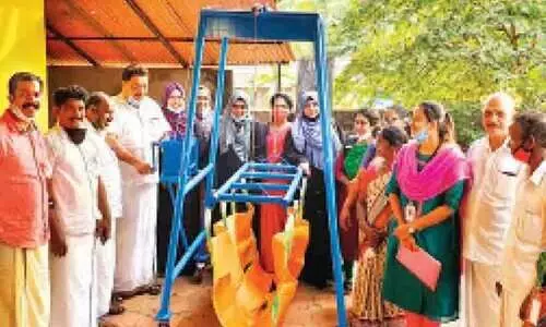 കർ​ഷ​ക​ർ​ക്ക് ആ​ശ്വാ​സ​മായി കൗ​ലി​ഫ്റ്റ് യ​ന്ത്രം