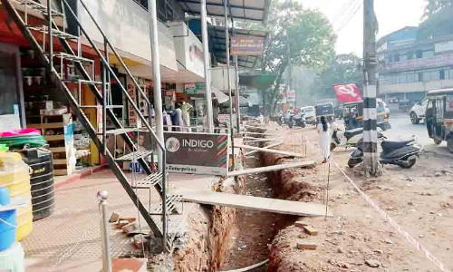 കട്ടാങ്ങലിൽ അഴുക്കുചാൽ പ്രവൃത്തി പാതിവഴിയിൽ; ദുരിതം സഹിച്ച്​ യാത്രക്കാർ
