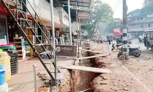 കട്ടാങ്ങലിൽ അഴുക്കുചാൽ പ്രവൃത്തി പാതിവഴിയിൽ; ദുരിതം സഹിച്ച് യാത്രക്കാർ കട്ടാങ്ങലിൽ അഴുക്കുചാൽ പ്രവൃത്തി പാതിവഴിയിൽ; ദുരിതം സഹിച്ച് യാത്രക്കാർ