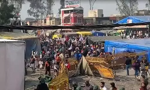 സിംഘു അതിർത്തിയിൽ ഏറ്റുമുട്ടൽ; കർഷകരുടെ ടെന്‍റ്​ പൊളിച്ചു