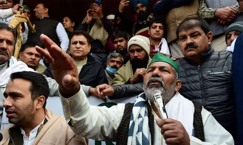 ടിക്കായത്തിൻെറ കണ്ണീരിൽനിന്ന് ഉയിർത്തെഴുന്നേറ്റ സമരം ടിക്കായത്തിൻെറ കണ്ണീരിൽനിന്ന് ഉയിർത്തെഴുന്നേറ്റ സമരം