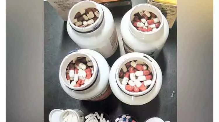 നി​രോ​ധി​ത ഗു​ളി​ക​ക​ൾ പി​ടി​കൂ​ടി