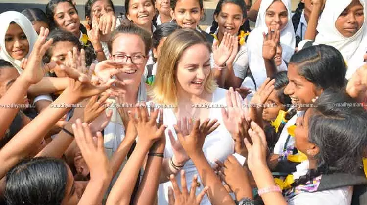 എലനോറും നതാലിയും പറയുന്നു; ഇനിയുമിവിടെ വരും, അധ്യാപകരായി... എലനോറും നതാലിയും പറയുന്നു; ഇനിയുമിവിടെ വരും, അധ്യാപകരായി...
