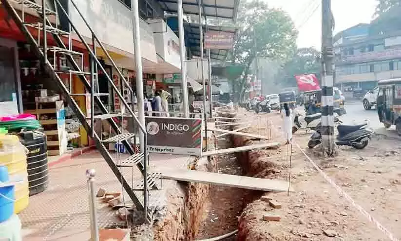 കട്ടാങ്ങലിൽ അഴുക്കുചാൽ പ്രവൃത്തി പാതിവഴിയിൽ; ദുരിതം സഹിച്ച് യാത്രക്കാർ കട്ടാങ്ങലിൽ അഴുക്കുചാൽ പ്രവൃത്തി പാതിവഴിയിൽ; ദുരിതം സഹിച്ച് യാത്രക്കാർ