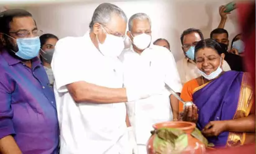 സ്വപ്നവീടി​െൻറ പ്രഭയിൽ ശശിധരനും കുടുംബവും; സമ്മാനവുമായി മുഖ്യമന്ത്രിയും