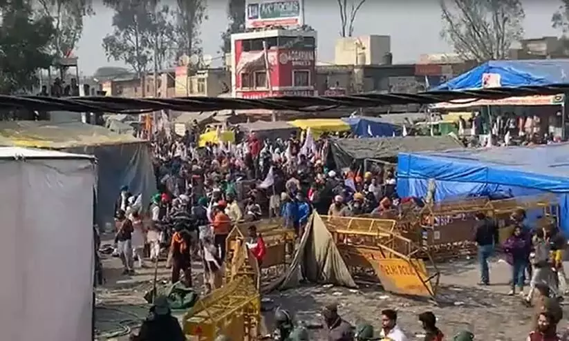 സിംഘു അതിർത്തിയിൽ ഏറ്റുമുട്ടൽ; കർഷകരുടെ ടെന്റ് പൊളിച്ചു സിംഘു അതിർത്തിയിൽ ഏറ്റുമുട്ടൽ; കർഷകരുടെ ടെന്റ് പൊളിച്ചു