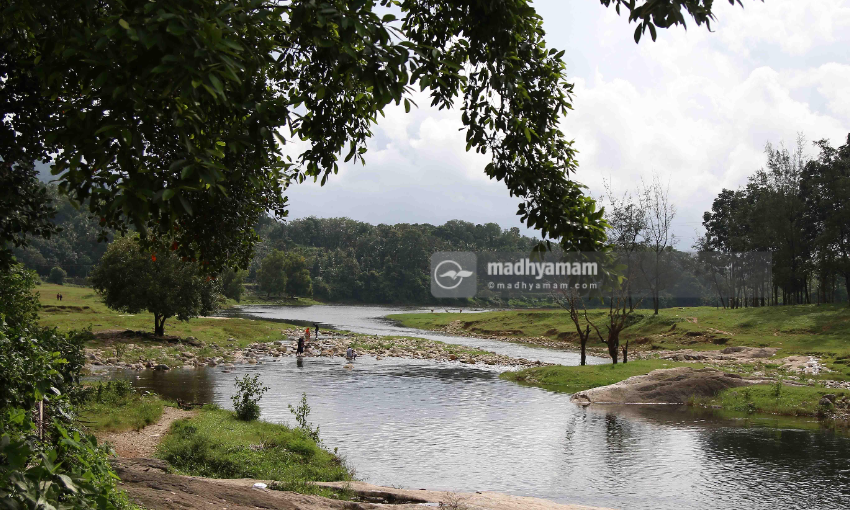 അപകടങ്ങൾ വർധിച്ചു; കക്കയം കരിയാത്തുംപാറയിൽ സഞ്ചാരികൾക്ക് താൽക്കാലിക വിലക്ക് അപകടങ്ങൾ വർധിച്ചു; കക്കയം കരിയാത്തുംപാറയിൽ സഞ്ചാരികൾക്ക് താൽക്കാലിക വിലക്ക്