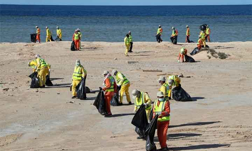 ചെ​ങ്ക​ട​ൽ തീ​ര​ത്തെ മാ​ലി​ന്യ​ങ്ങ​ൾ നീ​ക്കം​ ചെ​യ്തു