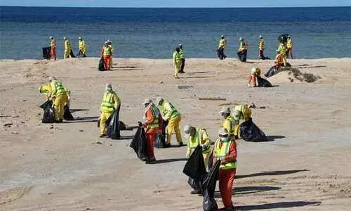 ചെ​ങ്ക​ട​ൽ തീ​ര​ത്തെ മാ​ലി​ന്യ​ങ്ങ​ൾ നീ​ക്കം​ ചെ​യ്തു