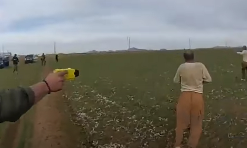 തടവ് ചാടിയ പ്രതികളെ ഓടിച്ചിട്ട് പിടിക്കുന്ന പൊലീസ് -വീഡിയോ