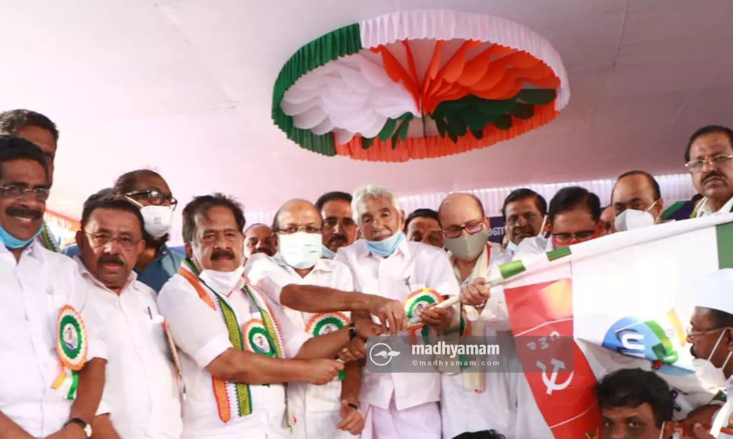 ഐശ്വര്യ കേരള യാത്രക്ക്​ തുടക്കം; കടന്നുപോയത്​ പാഴായിപ്പോയ അഞ്ച്​ വർഷങ്ങളെന്ന്​ ഉമ്മൻ ചാണ്ടി