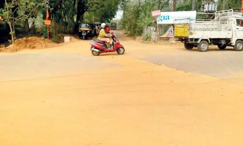 ന​ഗ​രി​പ്പു​റ​ത്ത് പൈ​പ്പി​ടാ​ൻ റോ​ഡ് വെ​ട്ടി​പ്പൊ​ളി​ച്ചു;  യാ​ത്ര​ക്കാ​ർ​ക്ക്​ പൊ​ടി​യ​ഭി​ഷേ​കം