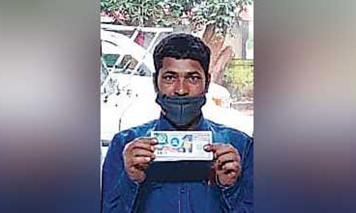 80 ലക്ഷം ലോട്ടറിയടിച്ച ബിഹാർ സ്വദേശി അഭയം തേടി പൊലീസ് സ്റ്റേഷനിൽ 80 ലക്ഷം ലോട്ടറിയടിച്ച ബിഹാർ സ്വദേശി അഭയം തേടി പൊലീസ് സ്റ്റേഷനിൽ