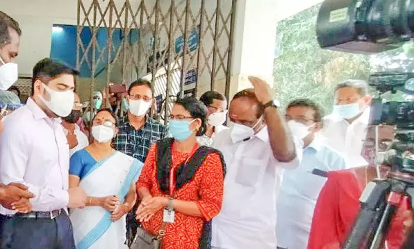 ആശുപത്രിയിൽ ഏറ്റുമുട്ടൽ; അത്യാഹിതവിഭാഗം തകർത്തു