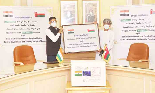 ല​ക്ഷം ഡോ​സ്​ കോ​വി​ഡ്​ വാ​ക്​​സി​ൻ ഒ​മാ​ന്​ കൈ​മാ​റി