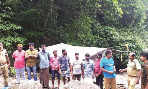 വന​ത്തി​ൽ ടെൻറ് കെ​ട്ടി ഭ​ക്ഷ​ണം പാ​കം ചെ​യ്ത് മാ​ലി​ന്യം ത​ള്ളി​യ ഒ​മ്പ​തു പേ​രെ പി​ടി​കൂ​ടി
