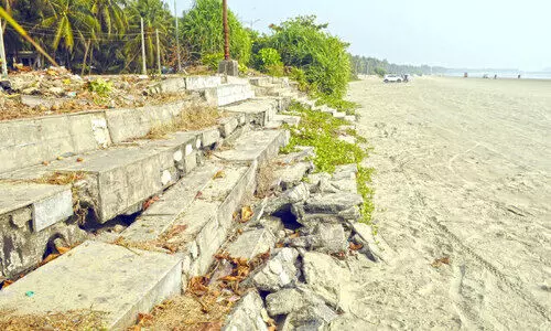 മു​ഴ​പ്പി​ല​ങ്ങാ​ട്​ തീരം അ​സൗ​ക​ര്യ​ത്താ​ൽ വീ​ർ​പ്പു​മു​ട്ടു​ന്നു