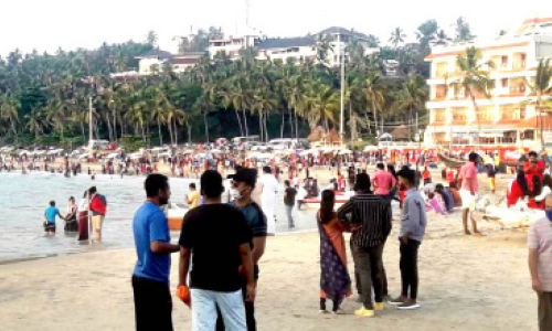 വിനോദസഞ്ചാരകേന്ദ്രങ്ങളിൽ അവധിദിനത്തിലെത്തിയത് വൻ ജനക്കൂട്ടം വിനോദസഞ്ചാരകേന്ദ്രങ്ങളിൽ അവധിദിനത്തിലെത്തിയത് വൻ ജനക്കൂട്ടം